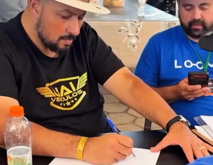Anotação de uma negociação, com a camisa da UAI Veículos